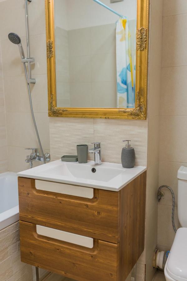 Cozy & Spacious 2br With Netflix Bucarest